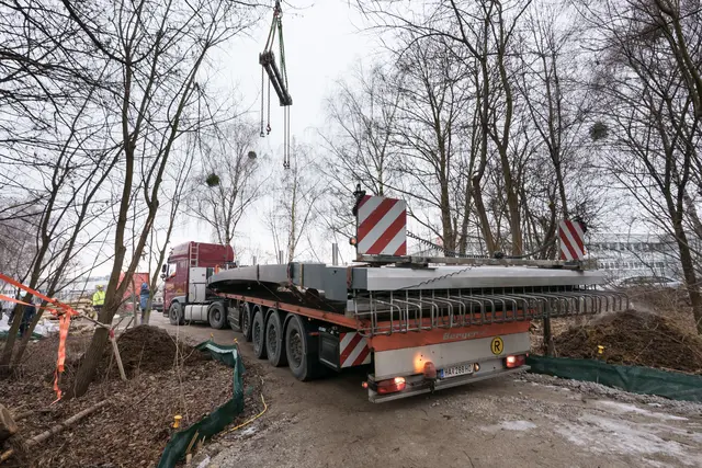Das Tragwerk der neuen Brücke am Bachwinkelweg wurde eingehoben | Foto: Stöckl Bauverbund / Stefan Gimpl