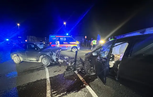 Verkehrsunfall auf der Eibergbundesstraße im Gemeindegebiet von Schwoich. Bei einer Frontalkollision wurden drei Personen unbestimmtesn Grades verletzt und von Einsatzkräften versorgt. | Foto: zoom.tirol