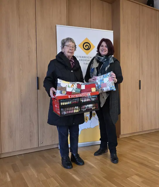 Loisi Osl (li.) übergibt Dr. Astrid Erharter-Thum die selbstgemachten Patchwork-Polster.  | Foto: Krebshilfe Tirol