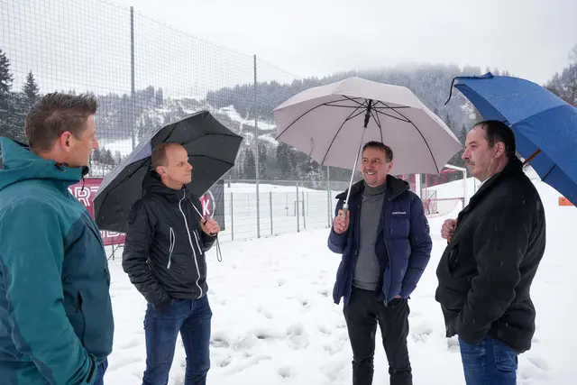 Bei einem Lokalaugenschein, v. li.: Christian Fankhauser (Amtsleiter), Thomas Steger (Obmann Sportklub Taxenbach), Landesrat Martin Zauner und Bürgermeister Johann Gassner; Taxenbach, 24.2.2026 | Foto: Land Salzburg/Neumayr/Hölzl