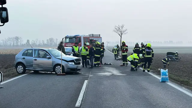 Bei einer Kollision landete ein Pkw im Acker. Eine Person musste von der Feuerwehr gerettet werden. | Foto: Doku NÖ