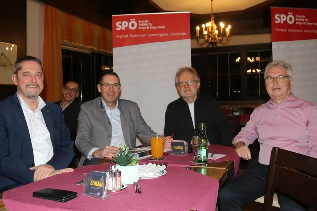 Den Bürgermeister-Dialog im Steyrer Zentrum moderierte Josef Stokcinger (rechts), weiters auf dem Bild (von links): Stadtrat Christian Baumgarten, Gemeinderat Jürgen Unger, Bürgermeister Markus Vogl und Vizebürgermeister Michael Schodermayr. | Foto: SPÖ