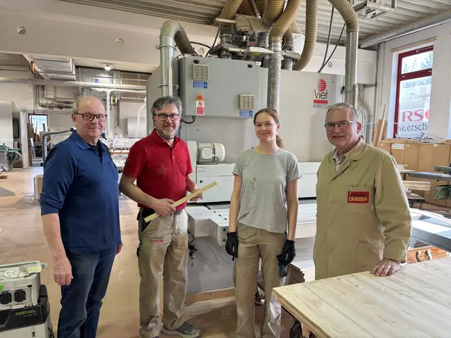 Geschäftsführer Johann Erschen, Erhard Oschina, Celine Kelih, Josef Erschen (von links) | Foto: MeinBezirk.at/Ronald Neuwirth