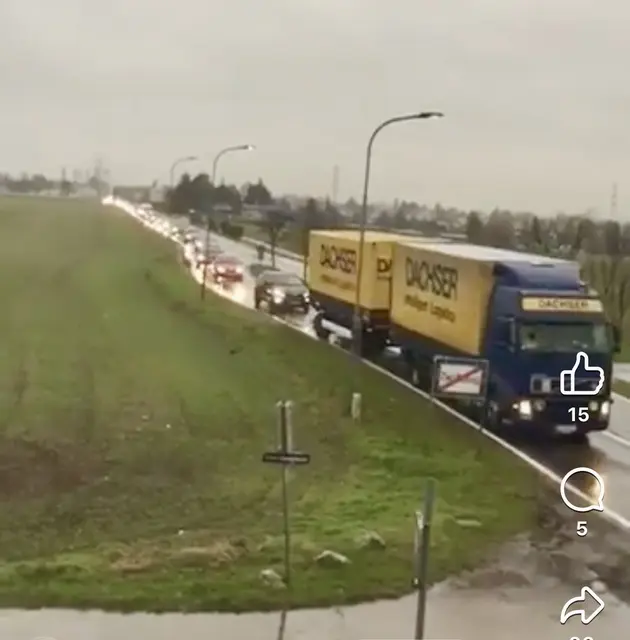 Dieser Ausschnitt aus einem Facebook-Video zeigt einen ganz normalen Werktag in Zwölfaxing. | Foto: Reinhard Hirsch