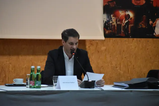"Der eigentliche Abbruch wird dann wahrscheinlich in den nächsten zwei Wochen, also nach der Abbruchanzeige, durchgeführt werden", sagt Bgm Michael Riedhart. | Foto: Barbara Fluckinger