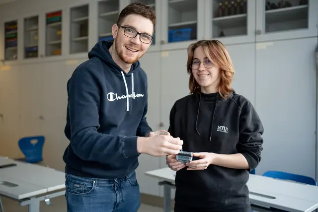 Max Schneeberger und Jana Pfeiffer erzeugen elektrische Energie aus organischen Abfällen. | Foto: HTL Braunau
