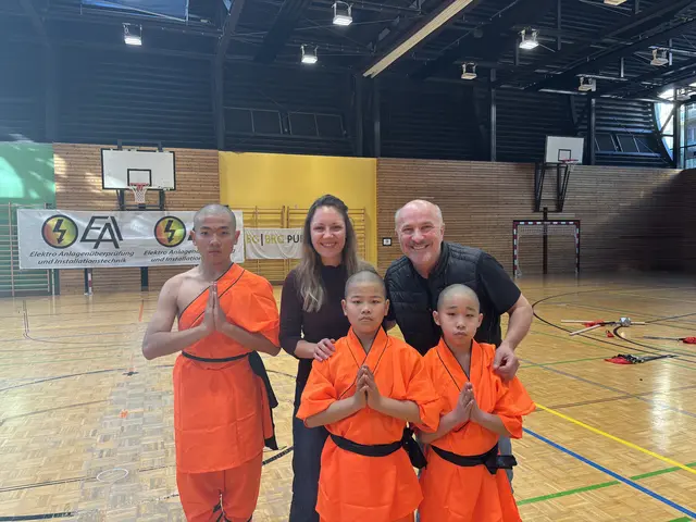 MeinBezirk-Redakteurin Lauren Fahrenberger mit den Shaolin-Mönchen und Veranstalter Niki Neunteufel | Foto: Lauren Fahrenberger / MeinBezirk