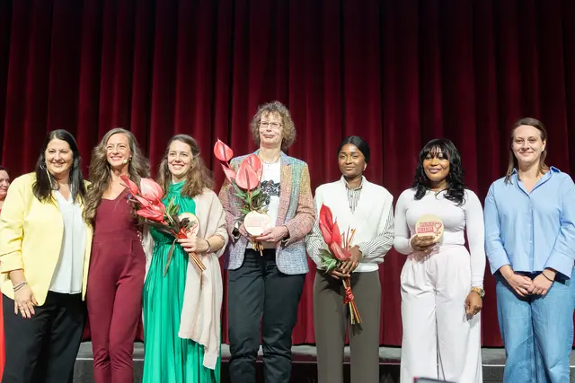 Die Favoritnerinnen (mittig, von links: Löbl, Obermann und Whine Jemrose in Vertretung von Dennis) wurden auf die Bühne gebeten, hier mit Frauenstadträtin Kathrin Gaál (l.) und Mel Merio (2. v. l.). | Foto: René Brunhölzl