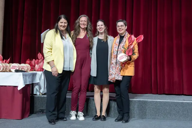 Stadträtin Kathrin Gaál (l.), Mel Merio (2.v.l.) und eine der Heldinnen aus Währing, Christine Fenböck (r.), mit ihrer Auszeichnung. | Foto: René Brunhölzl