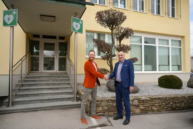 Pius Jungblut und Bürgermeister Gerald Höchtel. | Foto: Marktgemeinde Sieghartskirchen