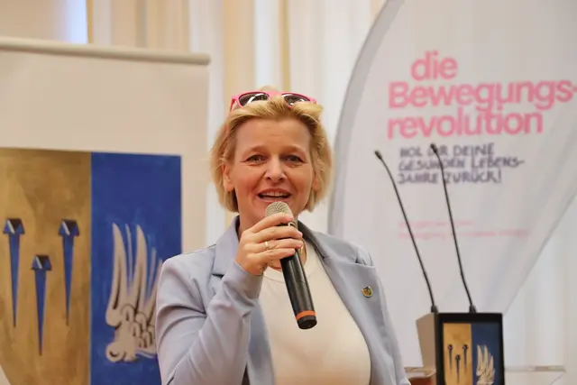 Kalsdorfs Vzbgm. Sabine Jakubzig moderierte mit der Geschäftsführerin der Bewegungsrevolution Nadja Büchler den Auftakt zur Bewegungsrevolution | Foto: Edith Ertl