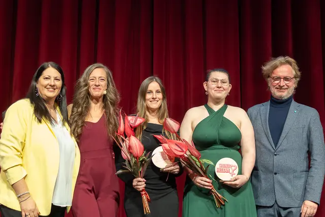 Die Heldinnen aus dem 8. Bezirk sind Nina Okoeko und Celina Buchmüller, hier mit Kathrin Gaál (l.), Mel Merio (2. v. l.) und Bezirksvorsteher Martin Fabisch (r.). | Foto: René Brunhölzl