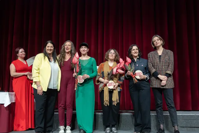 Kathrin Gaál (2 .v. l.), Mel Merio (3. v. l.) sowie daneben die Heldinnen aus Ottakring Anna Sophie Tschanett, Anatina Riester  und Ayten Pacariz (v.l.n.r.). | Foto: René Brunhölzl