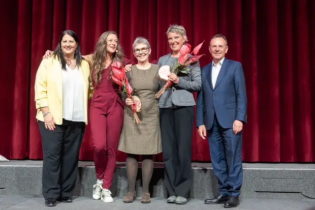 Die Heldinnen aus dem 23. Bezirk sind Stefanie Weingartner und Jutta Höbartner. Am Foto mit Kathrin Gaál (l.), Mel Merio (2.v.l.) und Bezirksvorsteher Gerald Bischof (r.). | Foto: René Brunhölzl