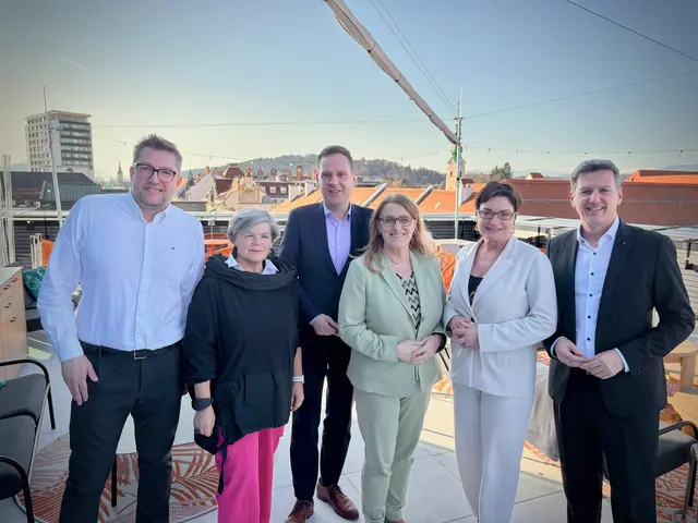 AK-Konsumentenschutzexperte Herwig Höfferer, Landtagsabgeordnete Ruth Feistritzer, SPÖ-Klubobmann und Nationalrat Philip Kucher, Staatssekretärin Ulrike Königsberger-Ludwig (SPÖ/Bundesministerium für Arbeit, Soziales, Gesundheit, Pflege und Konsumentenschutz), Gesundheitsreferentin Beate Prettner und Landesrat Daniel Fellner bei Talk über den Dächern | Foto: Stephan Fugger/MeinBezirk.at