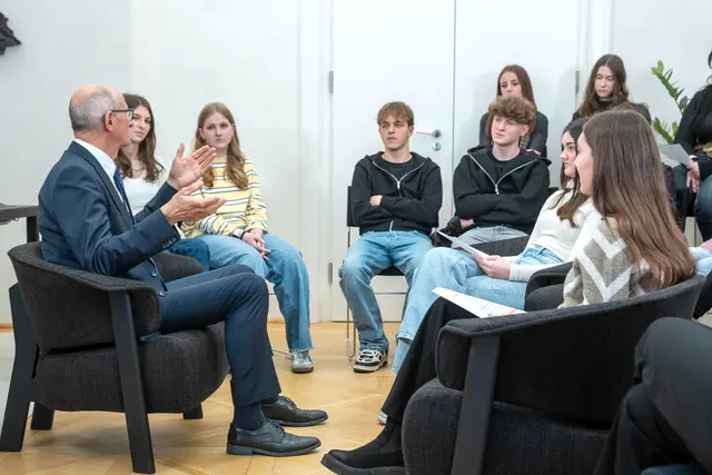 Im Gespräch bei Frag den LH im März waren der Umgang mit Social Media, die langfristigen Visionen für Tirol sowie das Tiroler Budget ohne neue Schulden. | Foto: Land Tirol/Jovanovic