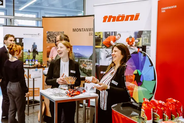Zahlreiche Studierende nutzten die Gelegenheit, mit den insgesamt 64 hochkarätigen Ausstellenden bei der Teconomy Karrieremesse in direkten Kontakt zu treten. | Foto: Armin Russold