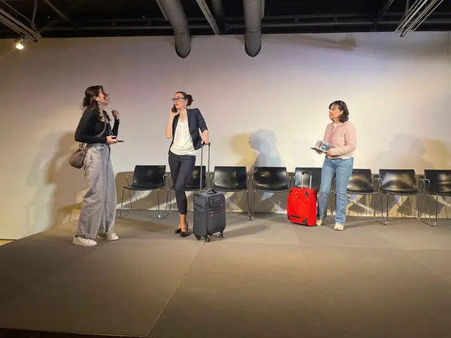 Auf der Bühne begegnen sich drei Frauen in einer zufälligen Wartesituation. Aus einem zufälligen Zusammentreffen entwickelt sich ein intensiver Dialog über Erfahrungen in männergeprägten Berufsfeldern. | Foto: Gunilla Plank