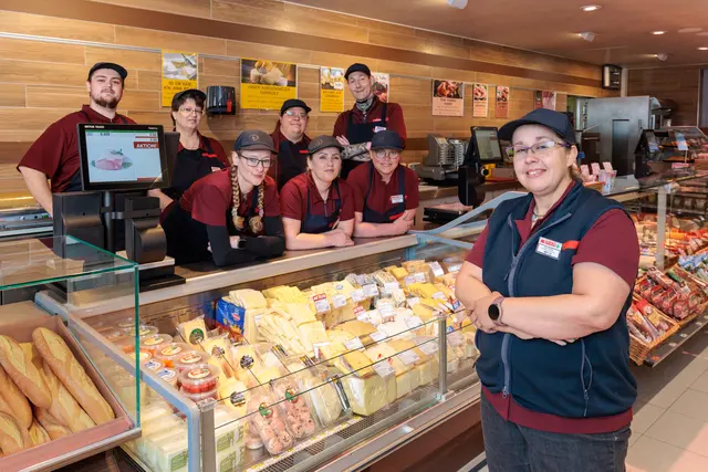 Fokus auf Frische: Überzeugen können sich die Kundinnen und Kunden davon bei Brot und Gebäck, den zahlreichen Feinkostschmankerl sowie dem umfangreichen Obst- und Gemüseangebot. | Foto: SPAR/Johannes Brunnbauer