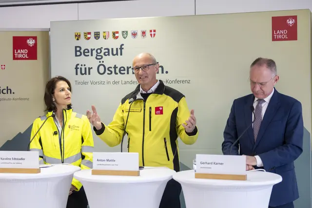 Landeshauptfrau Karoline Edtstadler, Tirols Landeshauptmann Anton Mattle sowie Innenminister Gerhard Karner  | Foto: Land Tirol / Matthias Sedlak