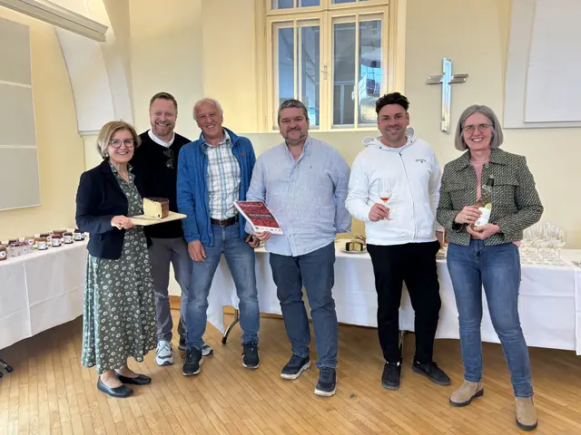 Bei der genussvollen Arbeit auf Schloss Seggau (v.l.): Margareta Reichsthaler, Andreas Amon, Gottfried Stienen, Walter Mayer, Christian Kleemann und Waltraud Fischer | Foto: MeinBezirk