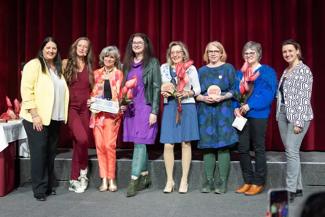 Die Heldinnen aus Hietzing: Helga Baumann (3. v. l.) und Michaela Lauks (4. v. l.) , Maria-Regina Müller (4. v. r.) sowie Sabine Schwarz (3. v. r.) mit Kathrin Gaál (l.), Mel Merio (2. v. l.) und Bezirksvorsteherin Johanna Zinkl (r.). | Foto: René Brunhölzl