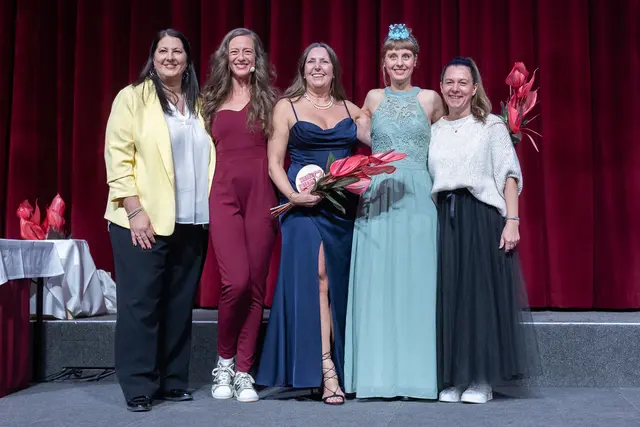 Die Heldinnen aus dem 21. Bezirk sind Astrid Perjul und Susa Siebel. Am Foto mit Kathrin Gaál (l.) und Mel Merio (2.v.l.) und Bezirksrätin Barbara Cermak (r.). | Foto: René Brunhölzl