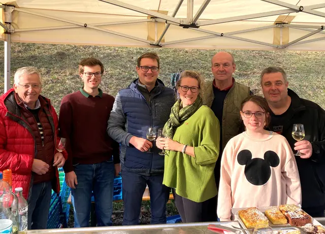 Beim Bärlauchfest in Weidling: Landtagsabgeordneter a.D Willi Eigner, Jakob Simak, Stadtrat Florian Havel, Gemeinderätin Lisa Heigl-Rajchl, Andreas Cap, Ortsvorsteher Martin Trat und Tochter Celina. | Foto: VP Weidlingstal
