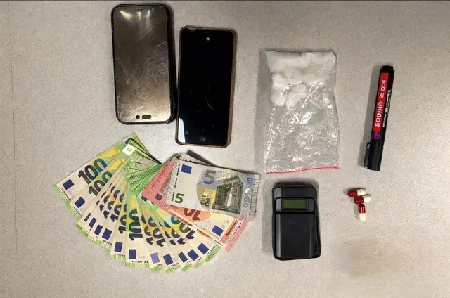 Polizeibeamte stellten dabei mutmaßliche Suchtmittel sowie weitere verdächtige Gegenstände sicher. | Foto: LPD Wien
