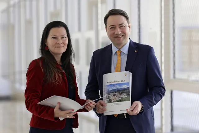 Leiterin der Abteilung Wohnbauförderung Irene Simader und Wohnbaureferent LH-Stellvertreter Manfred Haimbuchner.  | Foto: Land OÖ/Daniel Kauder