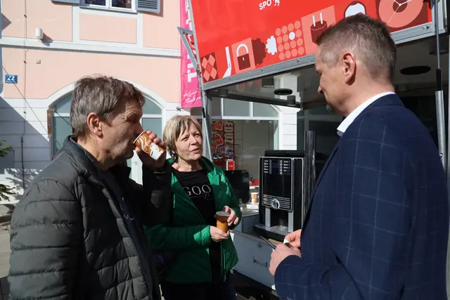 Die SPÖ-Politiker führten viele Gespräche auf dem Hauptplatz Feldbach. | Foto: Johann Scheich