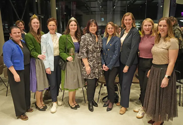 Vizebürgermeisterin Sonja Skalnik, Weinkönigin Magdalena Niederl, LWK-Vizepräsidentin Maria Pein, Weinhoheit Antonia Hiebaum, Nationalratsabgeordnete Agnes Totter, BM a.D. Beatrix Karl, Staatssekretärin Barbara Eibinger-Miedl, Vizebürgermeisterin Julia Paar und Bürgermeisterin Andrea Pock (v. l.) | Foto: ÖVP