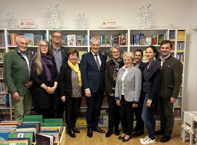 Landesrat Anton Kasser stoppte bei seiner Bibliothekstour durch Niederösterreich auch in Raasdorf. | Foto: Gemeinde Raasdorf