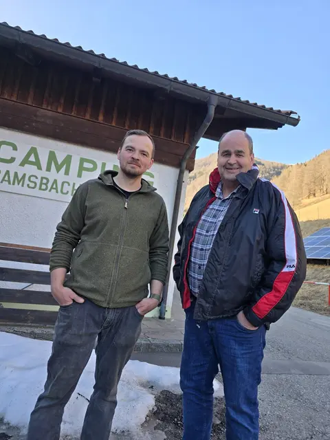 Michael Ramsbacher (rechts) mit seinem Sohn, der den Campingplatz übernommen hat | Foto: Camping Ramsbacher