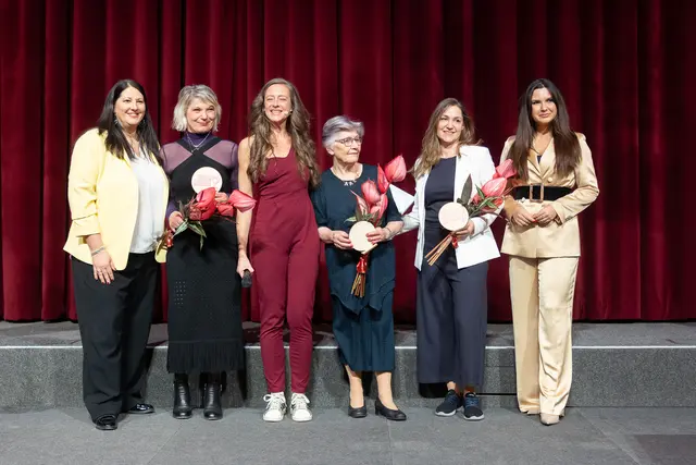 Die Heldinnen aus dem 1. Bezirk: Monika Haider (2. v. l.), Doris Abichou (2. v. r.), Helga Neira Zugasty (3. v. r.) gemeinsam mit Kathrin Gaál (l.) und Mel Merio (2. v. l.). | Foto: René Brunhölzl