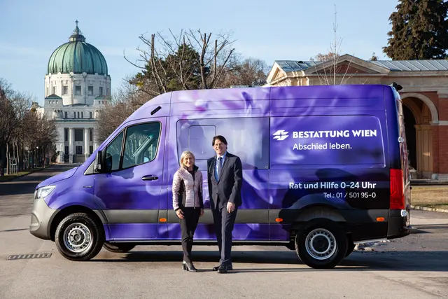 Monika Unterholzner, Geschäftsführerin der Wiener Stadtwerke, und Jürgen Sild, Geschäftsführer der Bestattung Wien, bei der Präsentation des ersten "E-Landwagens" für den Verstorbenentransport der Bestattung Wien.
 | Foto: Bestattung Wien