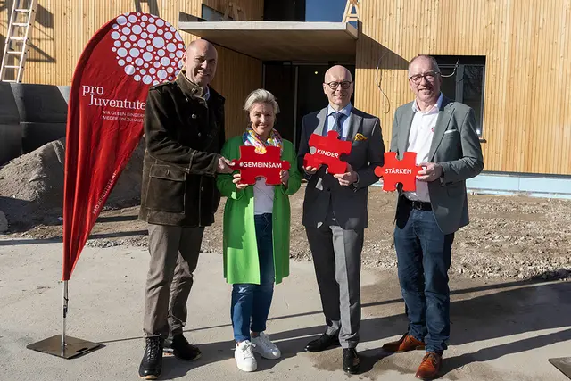 Ernst Marth (Präsident Pro Juventute), Susanne Molnar (Geschäftsführerin von Pro Juventute), Landesrat Wolfgang Fürweger und Halleins Bürgermeister Alexander Stangassinger. 

  | Foto: Mike Vogl