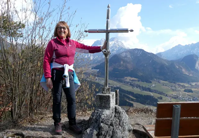 Gigi auf dem Hauptgipfel des Dörfelsteins, dahinter der Große Buchstein