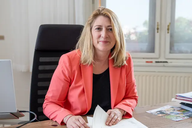 Zusammen mit Bettina Emmerling (Neos) kann über die Zukunft der Kinder gesprochen werden.  | Foto: Valentina Marinelić/MeinBezirk