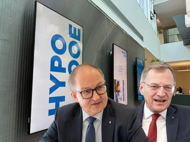 Landesrat Winkler (SPÖ) attackiert Landeshauptmann Stelzer (ÖVP). Der Grund: Die rote Landesparteimanagerin darf nicht in den Aufsichtsrat der Hypo OÖ einziehen. | Foto: Montage: Hypo OÖ/Land OÖ/MeinBezirk OÖ