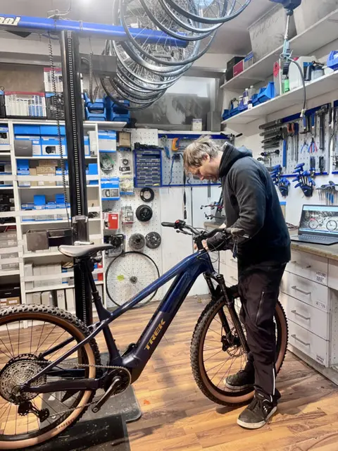 "Fless" vom Fachgeschäft Goisern-Bikeworld gibt spannende Tipps. | Foto: Goisern Bikeworld