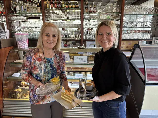 Inhaberin Barbara Wolf (li.) und Mitarbeiterin Martina Harrich freuen sich, die Gäste mit Kaffee und Kuchen verwöhnen zu dürfen. | Foto: MeinBezirk.at/Ronald Neuwirth