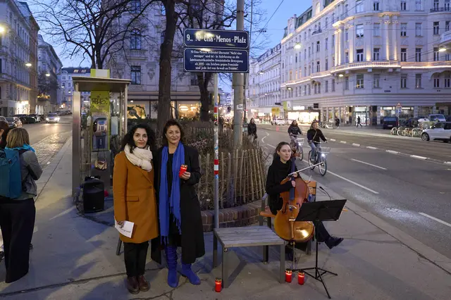 Auch Saya Ahmad (l.) und Veronica Kaup-Hasler (M.) gedachten der ermordeten Trafikantin Nadine W. Sabine Libera sorgte für die passende Musik. | Foto: BV9