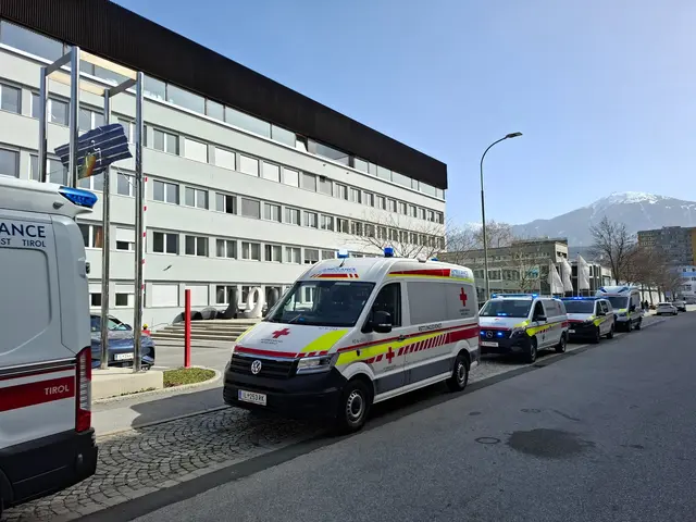 Pfefferspray-Vorfall in einer Schulklasse in Innsbruck: Rettungskräfte versorgten mehrere Betroffene nach dem Vorfall. Fünf Personen mussten zur weiteren Behandlung in ein Krankenhaus gebracht werden. | Foto: Rotes Kreuz Innsbruck