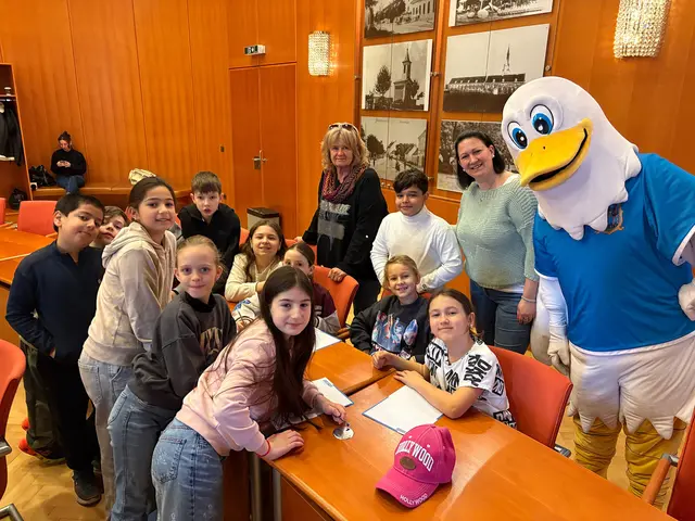 Begleitet wurden die Kinder dabei auch von Gemeinderäten der Stadt Schwechat sowie dem "Hopferl", die hilfreiche Tipps gaben und erklärten,  | Foto: Stadtgemeinde Schwechat
