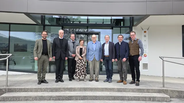 Bei der Vertragsunterzeichnung am Bild v.l.n.r:  Martin Staiger (GF Therme Amadé Errichtungs- und Betriebsgesellschaft, Amtsleiter Gemeinde Altenmarkt), Josef Steger (Bürgermeister Altenmarkt im Pongau), Marcus Steinhart (GF G1 Bädergruppe), Sonja Obermoser-Laiminger (GF Therme Amadé Errichtungs- und Betriebsgesellschaft), Felix Pichler (GF Therme Amadé), Thomas Oberreiter (Bürgermeister Flachau), Franz Fritzenwallner (Bürgermeister Eben im Pongau), Harald Gappmaier (Vizebürgermeister Radstadt) | Foto: © Therme Amadé 