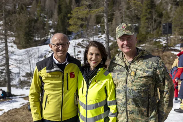 Landeshauptfrau Karoline Edtstadler mit Tirols Landeshauptmann Anton Mattle und Militärkommandant Peter Schinnerl | Foto: Land Tirol / Matthias Sedlak