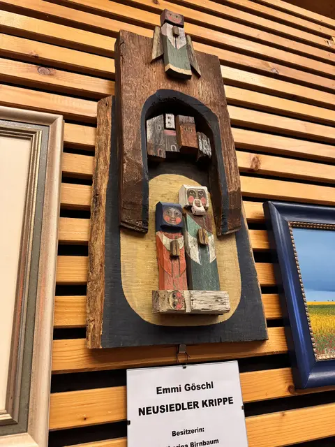 Gezeigt werden auch einige Werke von Künstlern des Neusiedler Kunstkreises. Am Foto eine Holzkrippe aus Fasstauben von Emmi Göschl. Es handelt sich um eine Leihgabe von Katharina Birnbaum | Foto: Leihgabe Katharina Birnbaum