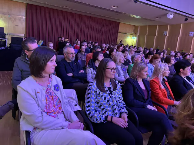 Der voll besetzte Saal in der FH Joanneum mit den beiden Sprecherinnen Bettina Taucher (1.v.l.) und Ulrike Gärtner (2.v.l.) | Foto: MeinBezirk/Gerda Sammer-Schmidt