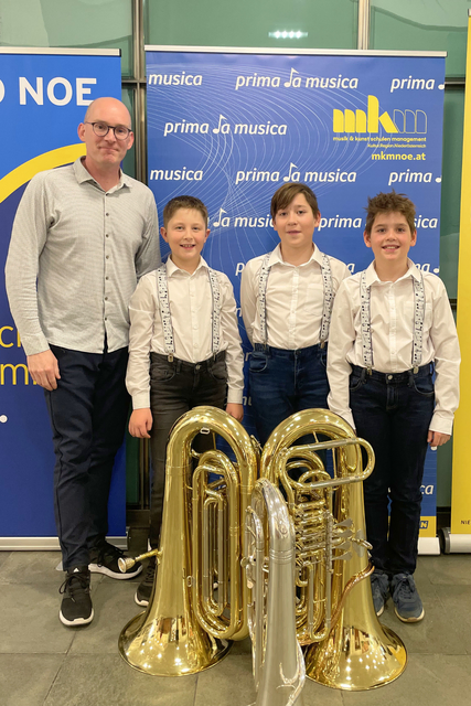 In der Kategorie „Kammermusik für Blechbläser“ punkteten die „Heavy Brass Boys“ aus St. Pantaleon-Erla. Von links nach rechts: Jakob Gsenger, Tubalehrer und Ensembleleiter Josef Fröschl, Tobias Buchberger sowie Jonas Buchberger. | Foto: Musik- und Kunstschule Oberes Mostviertel